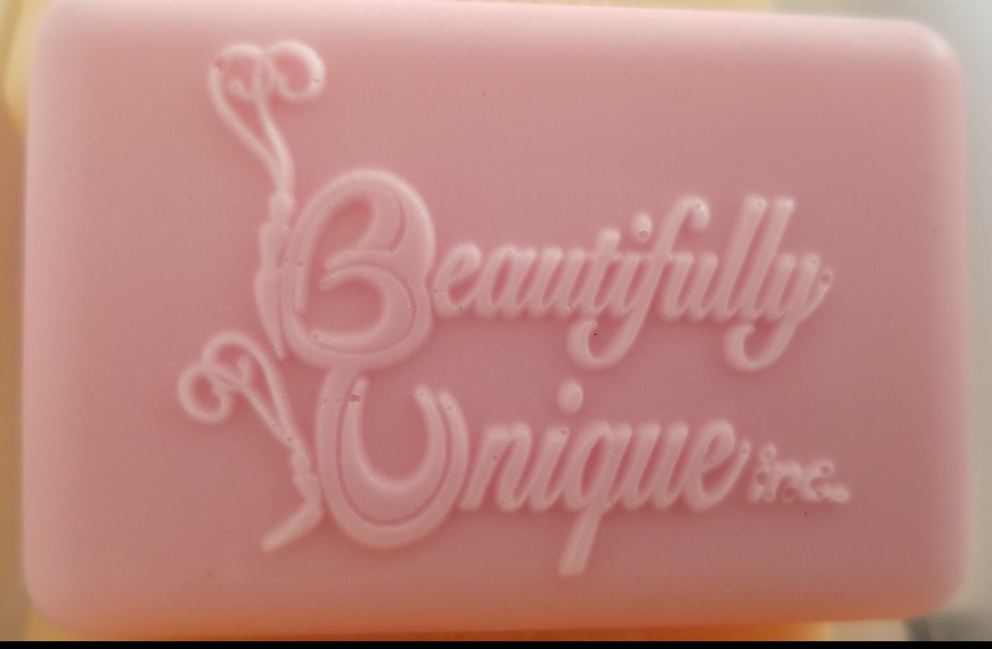 Jabón con el logotipo de Beautifully Unique Inc.